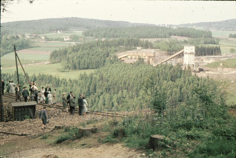 neu1 (1).jpg - Bau der Sperrmauer, links im Hintergrund die heutige Pöhler Strasse, drüber noch vor dem Wald die heutige Neudörfler Strasse, zum Zeitpunkt des Bildes mit nur 2 Häusern bebaut